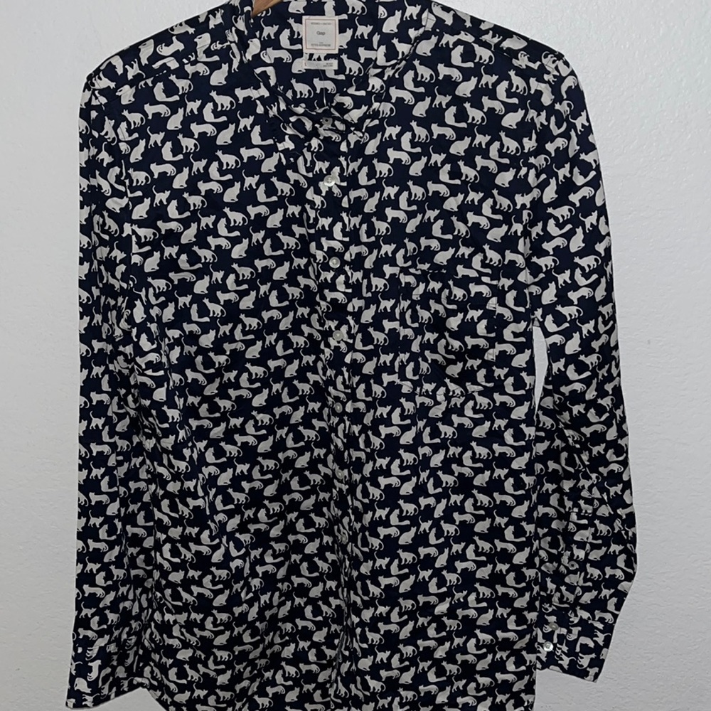 GAP The fitted boyfriend Cats button up.
